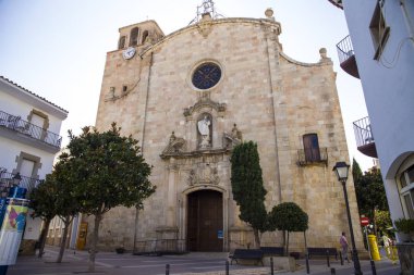 Tossa de Mar / İspanya - 27 Haziran 2018: Tossa de Sant Vicenc Kilisesi kentin Meryem heykeli ile Mar. Şapel Merkezi.