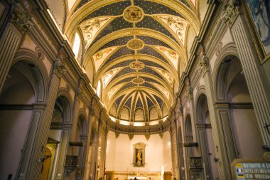 Tossa de Mar / İspanya - 27 Haziran 2018: Tossa de Sant Vicenc kilise içinin Mar. aydınlatmalı kilise kubbe. Şapel ile şehir merkezinde Meryem heykeli.