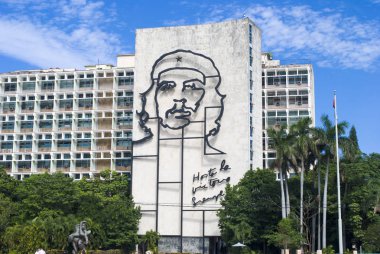 Havana / Küba - 27 Kasım 2017: Plaza de la devrim, tipik komünist megalomanyak simgesi. Che Guevara, Küba devriminin lideri yüz ile bina.