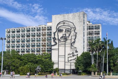 Havana / Küba - 27 Kasım 2017: Plaza de la devrim, tipik komünist megalomanyak simgesi. Che Guevara, Küba devriminin lideri yüz ile bina.
