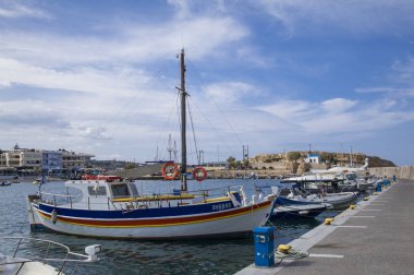 Crete, Knossos / Yunanistan - 27 Eylül 2018: Hersonissos, Crete harbor rıhtımı. Bağlantı noktası ile balıkçı tekneleri ve Yelkenli tekneler Yunan Adası.