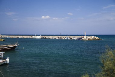 Hersonissos limanda. Girit Adası Yunanistan. Mavi deniz ve gemi ile pier.