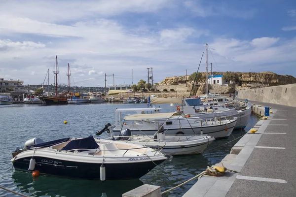 クレタ島 クノッソス ギリシャ 2018 アテネ クレタ島の港の埠頭 ギリシャの島に航行ボート 釣り舟とポート — ストック写真