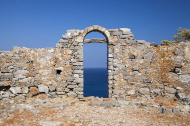 Müzenin Spinalonga adası üzerinde tarihi surlarının. Kalydon Crete Elounda Körfez içinde. Cüzamlılar ada. Tarihi kalıntılar ve cüzamlılar evleri.