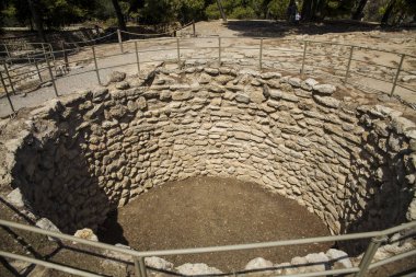Crete, Knossos / Yunanistan - 27 Eylül 2018: gizemli çukurları. Knossos sarayının Girit Adası Yunanistan. Heraklion Archaeological Museum yanan bölümünün antik kalıntılar.