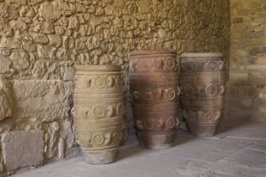 Büyük eski kil vazolar ve kafur. Eski yemekleri, kafur ve sürahi. Şarap ve gıda depolama. Palace Knossos, Yunanistan.