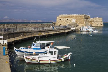 Crete, Kandiye / Yunanistan - 27 Eylül 2018: balıkçı tekneleri Kandiye Koules kale surlarının altında. Deniz, turistik Kandiye şehir üzerinde kale. Tarihi bina Girit, Yunanistan'ın.