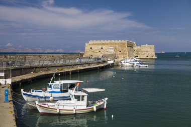 Crete, Kandiye / Yunanistan - 27 Eylül 2018: balıkçı tekneleri Kandiye Koules kale surlarının altında. Deniz, turistik Kandiye şehir üzerinde kale. Tarihi bina Girit, Yunanistan'ın.