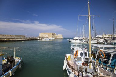 Tekneler ve teknelere Koules kalede Heraklion.Fortress denizde, turistik Kandiye şehir surlarının altında. Tarihi bina Girit, Yunanistan'ın.