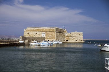 Tekneler ve teknelere Koules kalede Heraklion.Fortress denizde, turistik Kandiye şehir surlarının altında. Tarihi bina Girit, Yunanistan'ın.