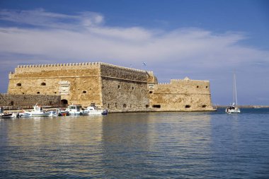 Tekneler ve teknelere Koules kalede Heraklion.Fortress denizde, turistik Kandiye şehir surlarının altında. Tarihi bina Girit, Yunanistan'ın.