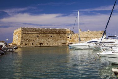 Tekneler ve teknelere Koules kalede Heraklion.Fortress denizde, turistik Kandiye şehir surlarının altında. Tarihi bina Girit, Yunanistan'ın.
