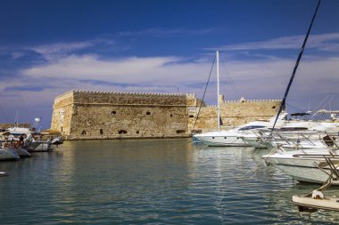 Tekneler ve teknelere Koules kalede Heraklion.Fortress denizde, turistik Kandiye şehir surlarının altında. Tarihi bina Girit, Yunanistan'ın.