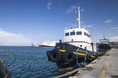Kandiye liman gemi. Bir teknede su Girit Adası.