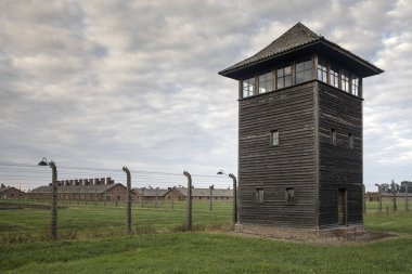 Auschwitz, Oswiecim / Polonya - 27 Ekim 2018: muhafız Kulesi. Bir toplama kampında dikenli tel. Çit elektrik akımı altında. Oswiecim Holokost Müzesi.