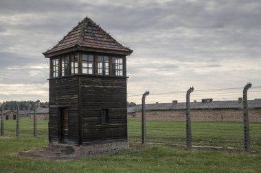 Auschwitz, Oswiecim / Polonya - 27 Ekim 2018: muhafız Kulesi. Bir toplama kampında dikenli tel. Çit elektrik akımı altında. Oswiecim Holokost Müzesi.