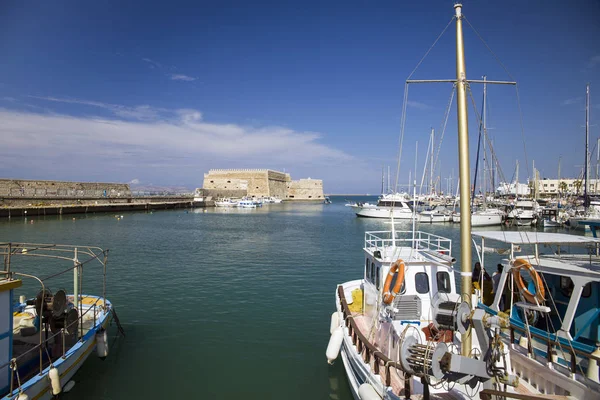 赫拉克利翁的库尔斯要塞墙下的船和摩托艇 海上要塞 伊拉克利翁市的旅游景点 希腊克里特岛的历史建筑 — 图库照片