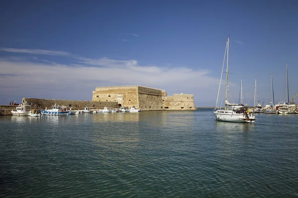 Barcos Lanchas Sob Paredes Fortaleza Koules Heraklion Fortress Mar Atração — Fotografia de Stock
