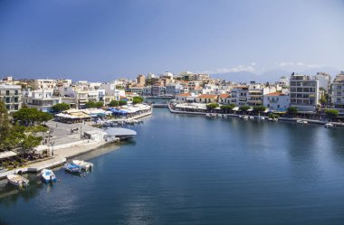 Lake city Agios Nikolaos ortasında. Girit Adası güzel küçük bir kasaba Greece.City mimarisi ve turistik konumlar.