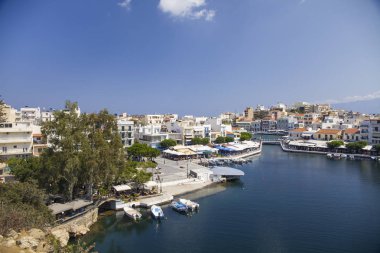 Lake city Agios Nikolaos ortasında. Girit Adası güzel küçük bir kasaba Greece.City mimarisi ve turistik konumlar.