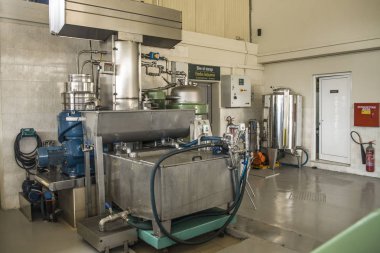 Vassilakis Emlak, Girit zeytinyağı çiftlik. Zeytinyağı fabrikası. Doğal zeytinyağı üretimi. Tuşuna basarak ve zeytinyağı depolanması makineleri.