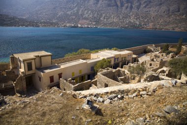 Spinalonga adası üzerinde tarihi mimari binaları. Crete, Yunanistan Spinalonga kalede binalarda.
