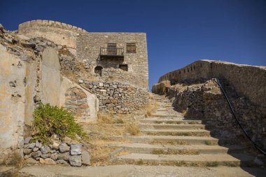 Spinalonga adası üzerinde tarihi mimari binaları. Crete, Yunanistan Spinalonga kalede binalarda.