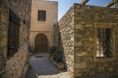 Girit'te Spinalonga Kalesi, adanın tarihi binalar. Cüzamlılar adasına tekne turu.