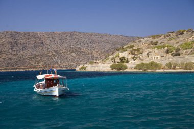 Spinalonga adası gezisi. Küçük tekne mavi lagün. Spinalonga Crete, Yunanistan adada Kalesi. Adada mimarisi.