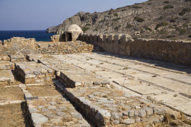 Spinalonga kalenin altında eski tarihi mezarlık. Adadaki Yunan Antik mezarlığı. Ölülerin Chapel ve mezar yeri.