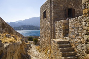Spinalonga adası üzerinde daire kalıntıları. Spinalonga kale Girit, Yunanistan adada.
