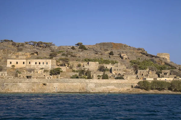 Spinalonga adası gezisi. Küçük tekne mavi lagün. Spinalonga Crete, Yunanistan adada Kalesi. Adada mimarisi.