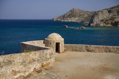 Savunma Kulesi ve Spinalonga kale duvarlarında parçası. Deniz manzaralı cüzamlı Adası Yunanistan.