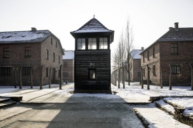Oswiecim, Auschwitz-Birkenau, Polonya/10 Şubat 2019 ; Auschwitz'te nöbet tut. Auschwitz Müzesi - Birkenau, soykırım müzesi. Yıldönümü Toplama Kampı Kurtuluş. Toplama kampının etrafında dikenli tel.
