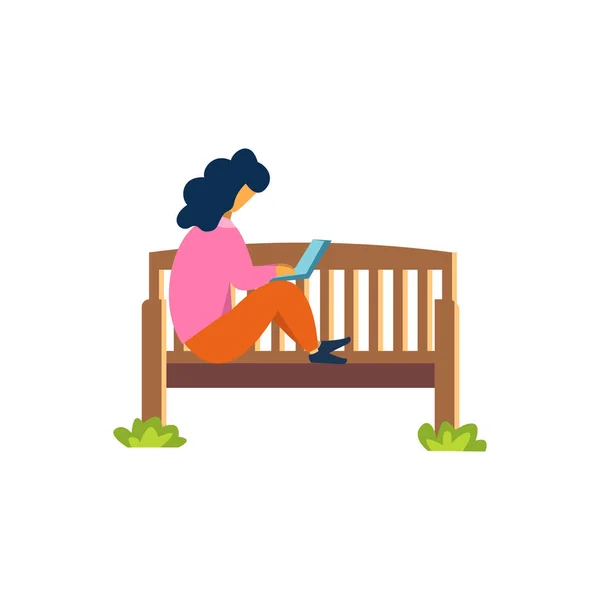 La fille est assise sur un banc et lit sur un ordinateur portable. Gadget et les réseaux sociaux obsédés par. Vecteur de bande dessinée . — Photo gratuite