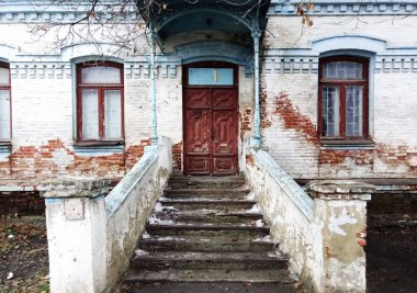 Bir sundurma ile eski bir bina. Avrupa'nın binalar.