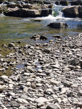 Dağ nehri kayaların arasında açık bir günde
