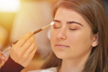 Güzel makyaj gelin düğün öncesi için oluşturma makyaj sanatçısı