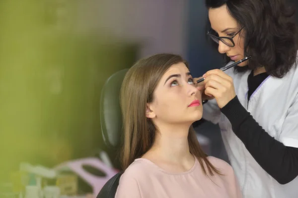 Wizażystka, tworząc piękny makijaż dla panny młodej przed ślubem — Zdjęcie stockowe