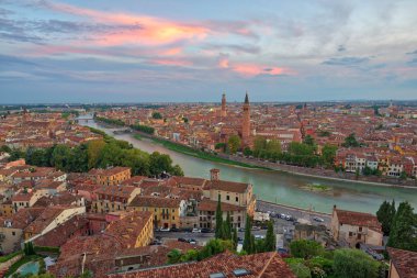 Verona, İtalya'nın panoramik hava görünümünü sonra yaz gün batımı, bulutlu gökyüzü