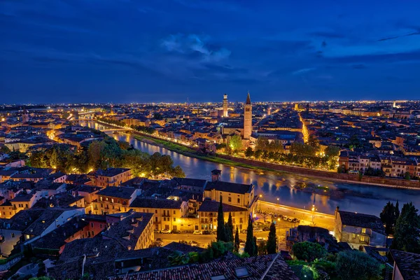 Panoramaaufnahme Von Verona Italien Bei Blauer Stunde Nach Sommersonnenuntergang — Stockfoto