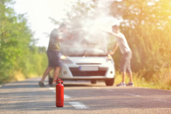 Brandblusser Tegen Auto Incident Weg Met Rook Motor — Stockfoto