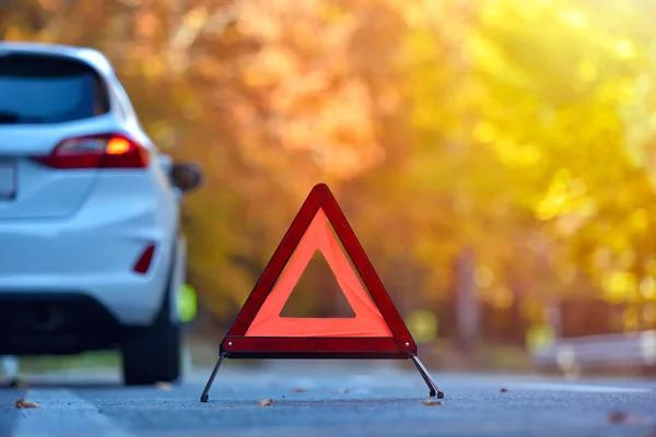 Concept Van Gebroken Auto Verdeling Driehoek Weg — Stockfoto