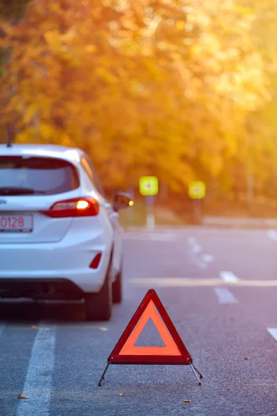 Concept Van Gebroken Auto Verdeling Driehoek Weg — Stockfoto