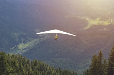 Muhteşem dağ manzarası önünde kalktıktan yamaçparaşütü