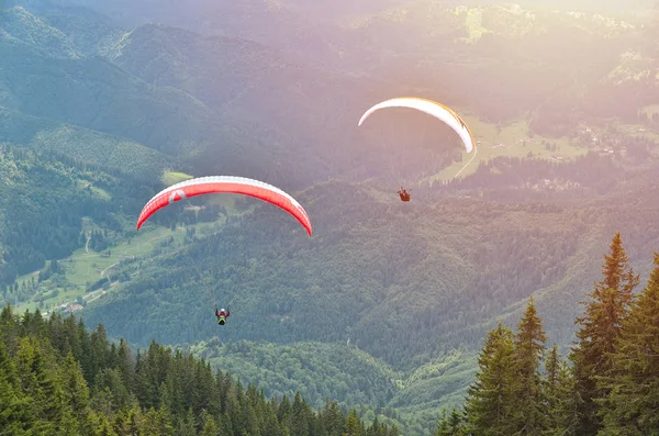 Gleitschirm Hebt Vor Spektakulärer Bergkulisse — Stockfoto