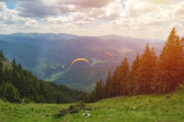 Kluzák Vzlétl Před Malebnou Horskou Krajinu — Stock fotografie