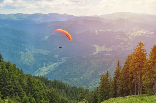 Paraglider Taking Front Spectacular Mountain Scenery — Stock Photo, Image