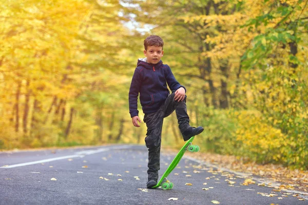 Дитячий Скейтбордист Робить Скейтборд Трюки Осінньому Середовищі — стокове фото