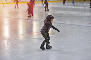 Buz pistinde paten koruma kış giysileri sevimli küçük çocuk